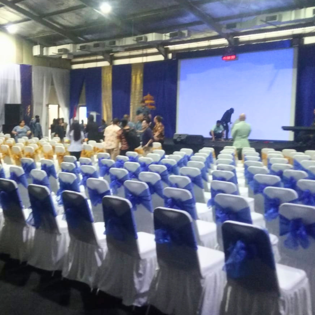 Kursi Futura cover putih pita biru untuk acara
