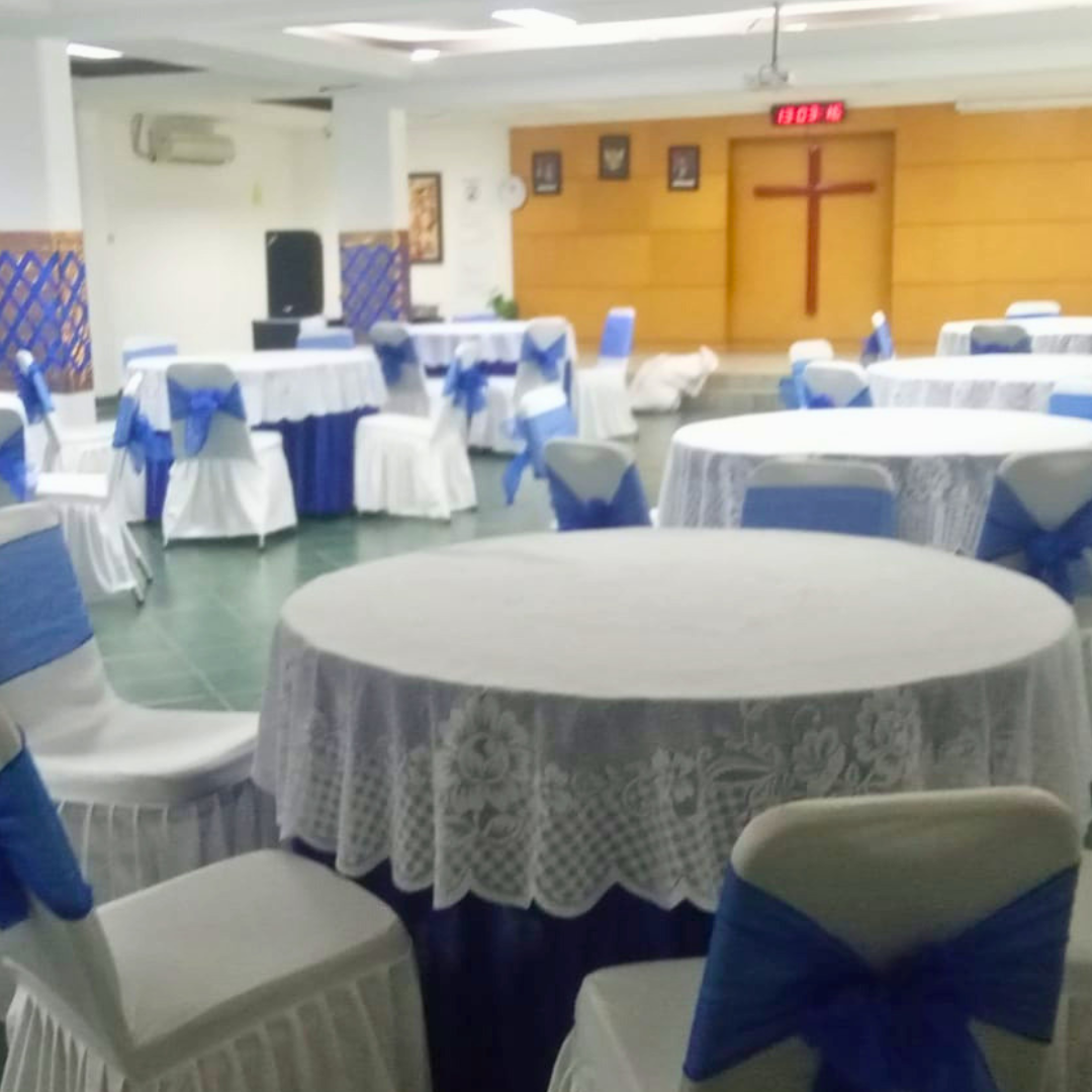 Kursi Futura dan meja bundar untuk acara