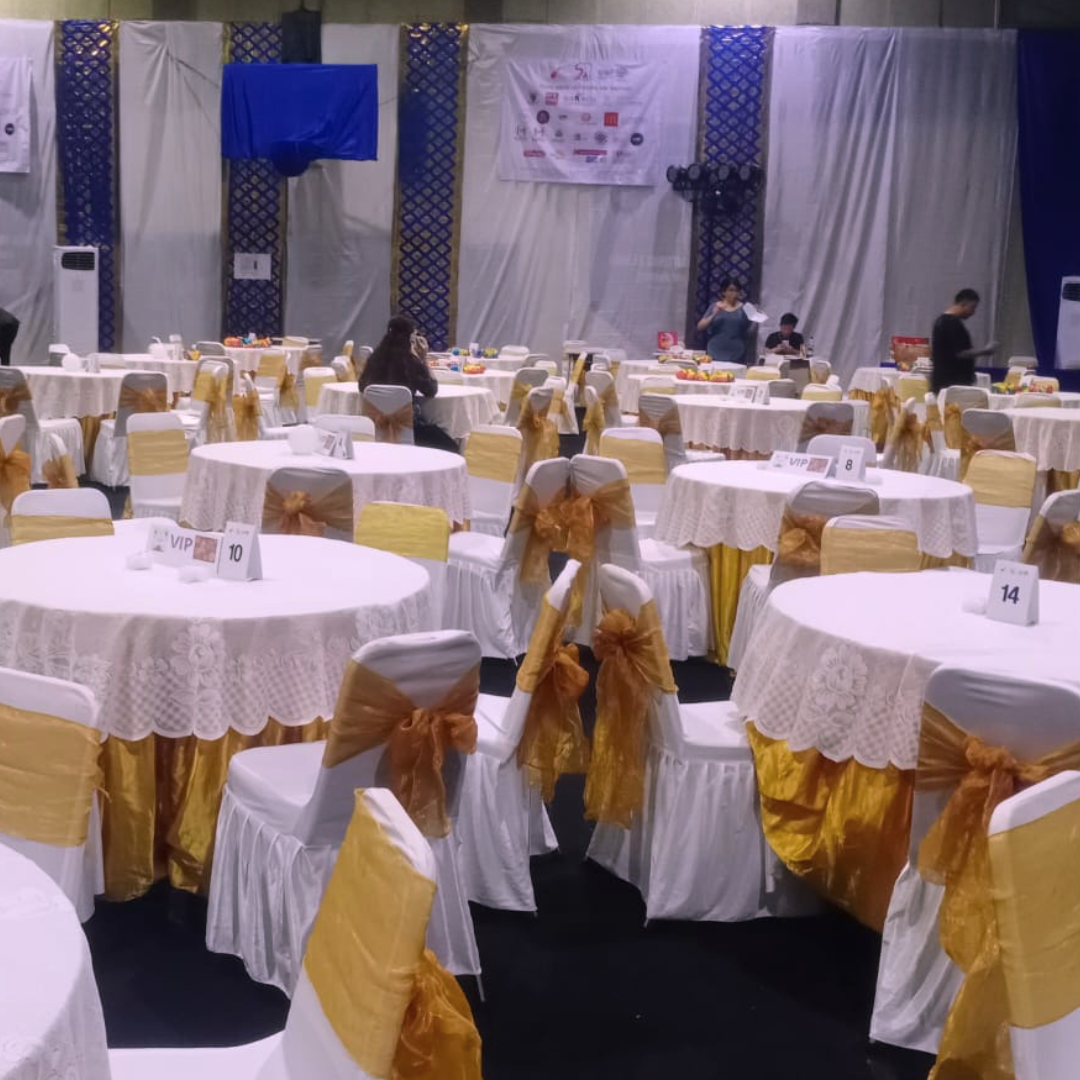 Meja bulat dan kursi Futura cover putih pita gold